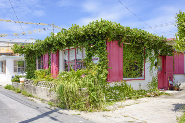 【沖縄中部・港川エリア×外国人住宅ショップ】落ち着いたカフェルームのある雑貨店「Proots」