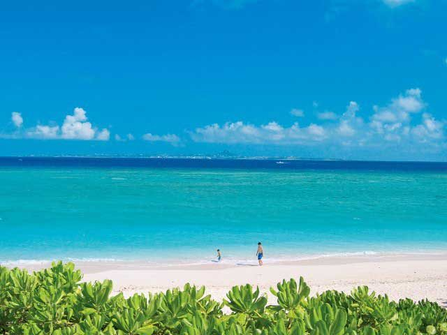 【沖縄・本島&慶良間諸島×人気ビーチ】ロケーション抜群の人気No.1ビーチ「瀬底ビーチ」