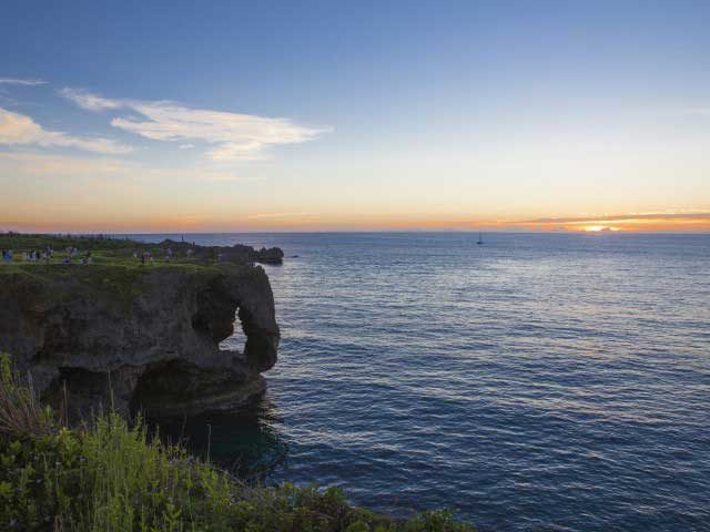 【沖縄旅行×おすすめスポット4】18:00 美しい「万座毛」の夕日に感動