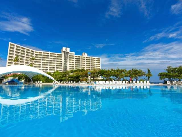 【沖縄・本島&慶良間諸島×リゾホビーチ】エメラルド色に輝くビーチでマリンレジャーを満喫「ルネッサンスビーチ」