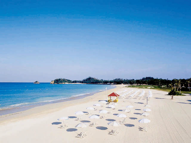 【沖縄・本島&慶良間諸島×リゾホビーチ】やんばるの大自然に溶け込むようなオクマブルー「オクマビーチ」