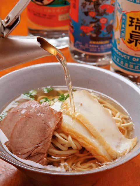 【那覇の栄町市場商店街】昭和ムードが漂う名物酒場「栄町ボトルネック」