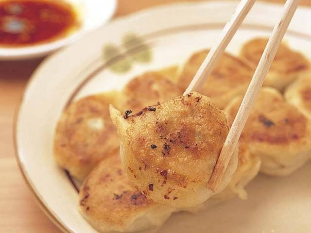 【那覇の栄町市場商店街】肉汁があふれ出る絶品餃子「手作り餃子の店 べんり屋 玉玲瓏」