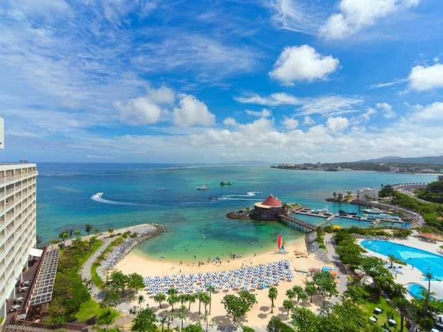 【沖縄・本島&慶良間諸島×リゾホビーチ】エメラルド色に輝くビーチでマリンレジャーを満喫「ルネッサンスビーチ」