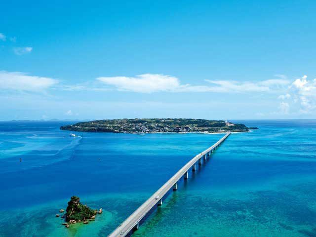【沖縄でやりたいこと×古宇利島でドライブ】見渡す限りの海が広がる絶景ロード「古宇利大橋(北部)」