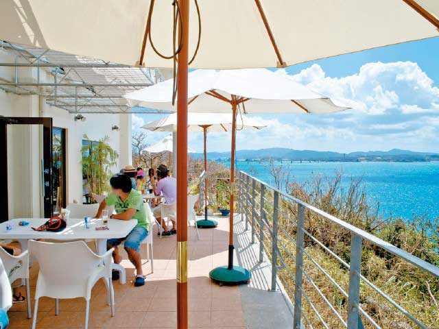 【古宇利島のカフェ】海風を感じる絶景カフェ「t&cとうらく」