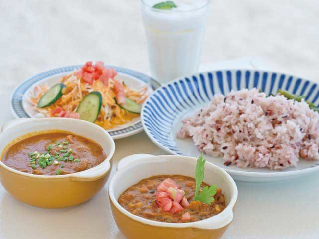 【沖縄でやりたいこと×海辺のカフェへ】浜辺で味わう本場のネパール料理「食堂かりか」