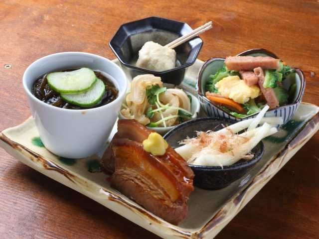 【那覇の栄町市場商店街】昼から乾杯! 立ち呑み居酒屋「栄町西口商店」