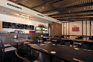 【沖縄・西海岸リゾートホテル周辺×居酒屋】海を望むスタイリッシュな浜辺のダイニング「喜瀬のちんぼーら」