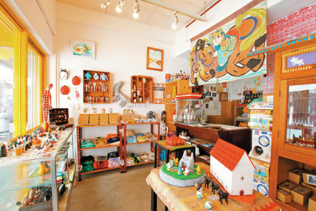 【那覇・裏国際通り×桜坂通り】愛らしくユーモラスな琉球張り子がいっぱい「玩具ロードワークス」