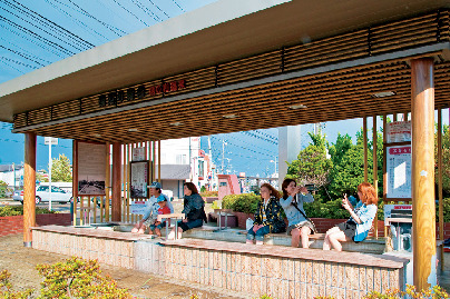 【湯の川×観光】地元市民御用達の足湯「湯巡り舞台(足湯)」