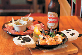 夜のバーで地元の人と触れ合う