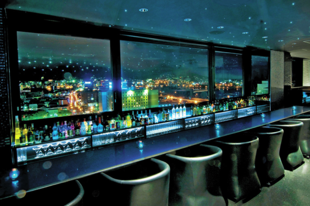 【函館×夜景が見えるレストラン&バー】バーテンダーと会話をしながら楽しみたい夜景「夜景バー エステラード」