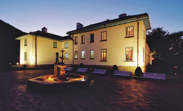 【函館・ライトアップスポットE】夜の街並みに浮かび上がる洋館「函館市旧イギリス領事館」