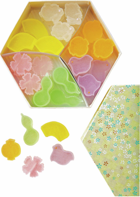 季節の花や鳥がキラキラ光る「石川屋本舗」