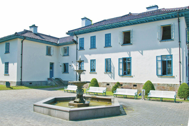 【函館・元町の雑貨屋さん】優雅なティーグッズが充実「ヴィクトリアンローズ スーベニアショップ」