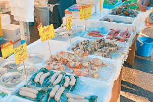 【楽しみ方1】新鮮魚介をその場で味わう