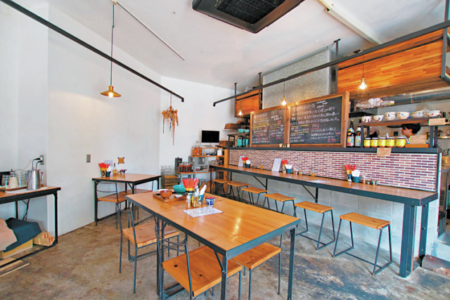 ぶっかけタイプの斬新そば「OKINAWA SOBA EIBUN」