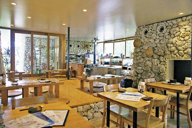 海人の町で味わう島魚「糸満漁民食堂」