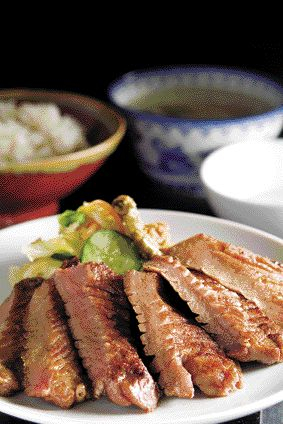 こだわりの手仕込みが旨さの秘訣「たんや善治郎 牛たん通り店」