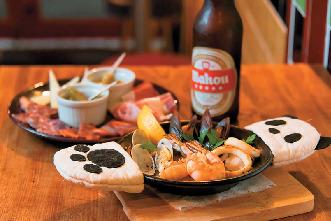 【鎌倉駅西口の夜ごはんスポット】使い勝手の良い御成通りのバル「PANDA BAR」