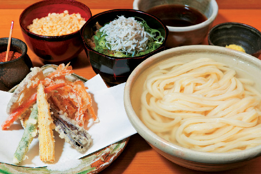 コシのある手打ちうどんをたっぷりの薬味とともに「手打釜揚うどん 鎌倉みよし」