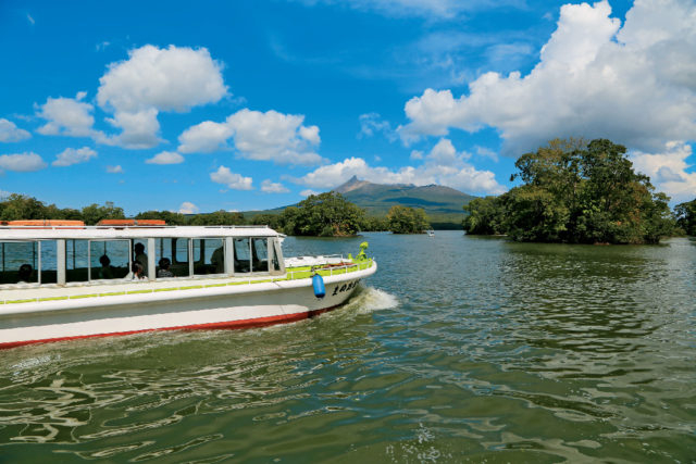 【ココで乗船!】爽快な風を受けながら大沼の真ん中へ「大沼遊船」
