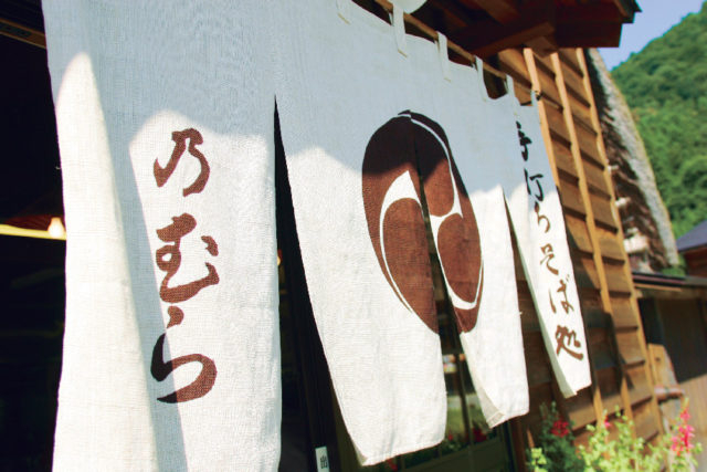 地元で栽培されたそば粉を使った打ち立てのそばの香りは格別「手打ちそば処 乃むら」