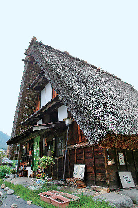 囲炉裏で炊いたぜんざいや温かなもてなしに心が癒やされる「落人」