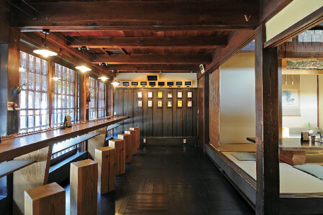 格子窓から古い町並を眺めモダンな空間で甘味を楽しむ「喫茶去 かつて」