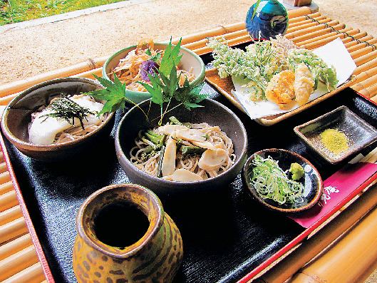 【飛騨美濃せせらぎ街道×ドライブ②】飛騨の山菜天ぷらも絶品「そば処清見庵 おおくら店」