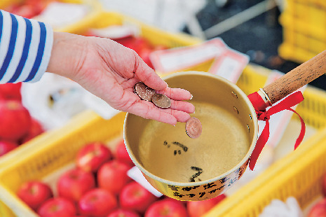 【飛騨高山】新鮮な野菜などの名物が並ぶ「宮川朝市」