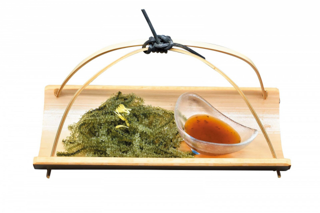 三線の生演奏と沖縄料理「沖縄の台所 ぱいかじ 本店」