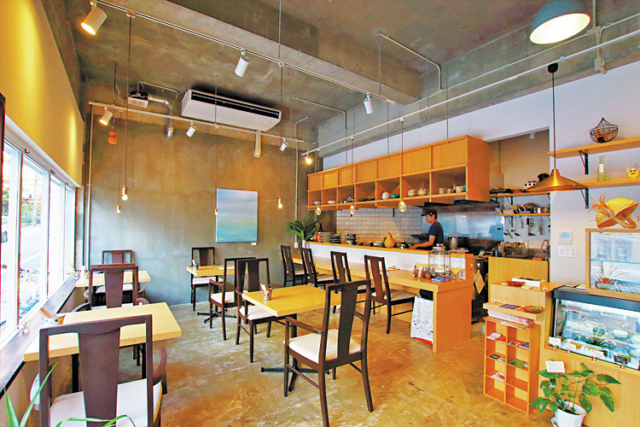 八重山そばから島野菜のデリまで充実「食堂faidama」