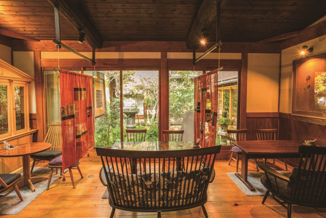 呉服屋の趣がそのまま!中庭を眺めてゆったり「茶房 布久庵」