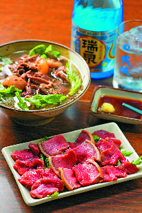 【那覇の栄町市場商店街】60年以上守り続ける秘伝のヤギ汁を「山羊料理 美咲」