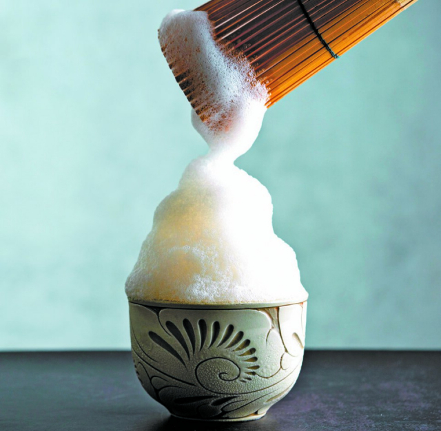 伝統あるぶくぶく茶でゆんたく「うちなー茶屋 ぶくぶく」