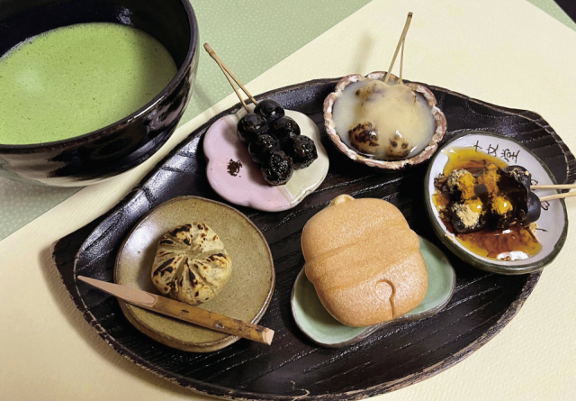 鈴なりになった小ぶりのお団子炙りたてをどうぞ「十文堂」