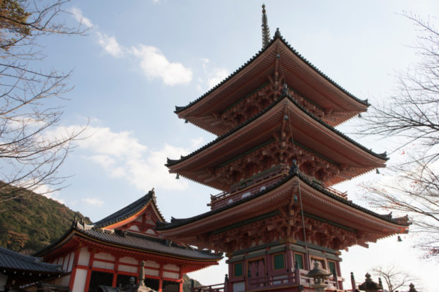 【清水寺の見どころ2】天高くそびえる丹塗りの塔「三重塔」