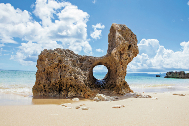 【沖縄・古宇利島×必見スポット】岩場に囲まれた自然がそのまま残るビーチ「トケイ浜」
