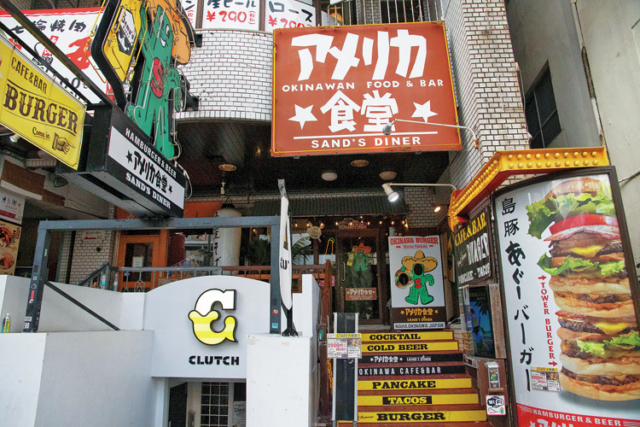 そびえ立つタワーのようなフォルムに圧倒される「アメリカ食堂SAND’S DINER」