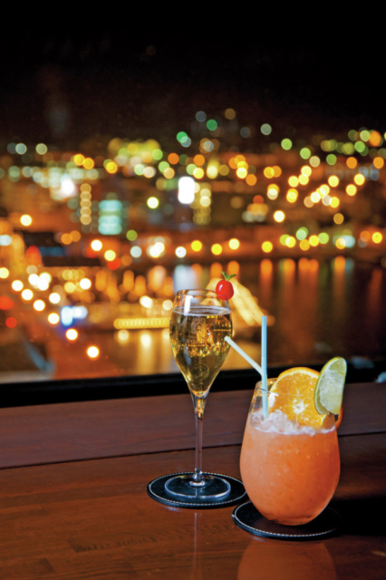 【函館×夜景が見えるレストラン&バー】ホテル上層階のバーでシックな大人の時間を「シェリーズ・バー」