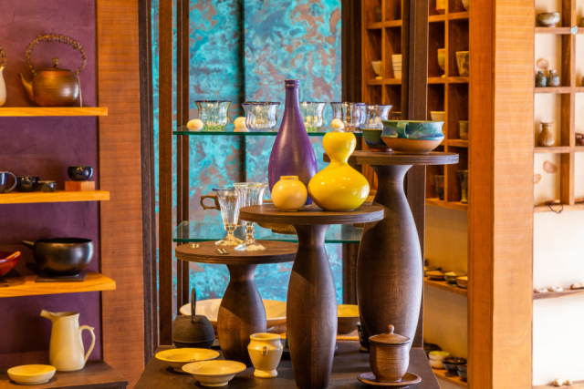 こぢんまりとしたスペースでお気に入りの器を探す「うつわスカート」