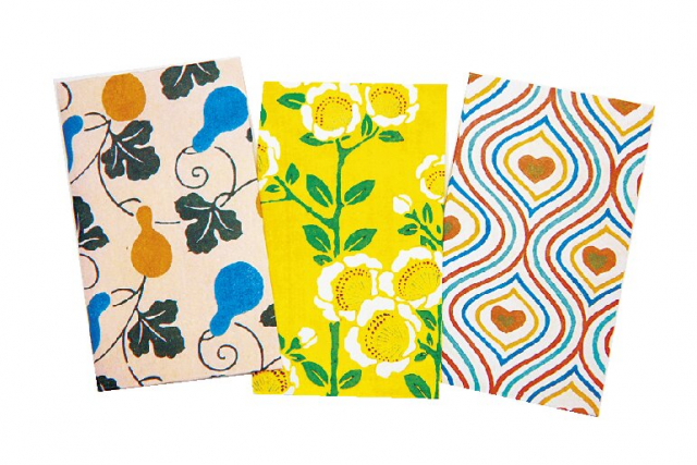 所蔵の図案をアレンジした和文具「芸艸堂」