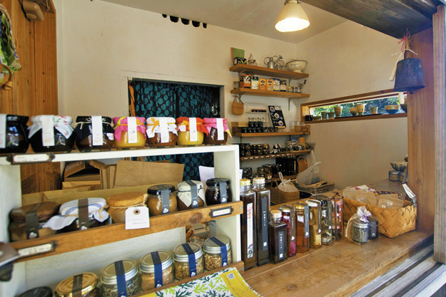 【沖縄のおすすめ手土産】体にやさしい瓶詰め調味料「ビンfood + cafe ’eju」