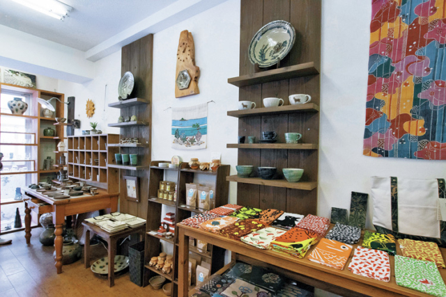 オーナーがセレクトした器が並ぶ「craft house Sprout」