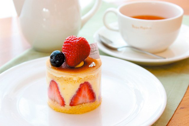 季節を感じる中庭でフランス菓子を堪能「フランス菓子 ペシェ・ミニヨン」