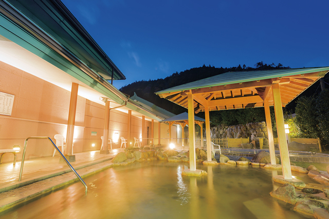 【飛騨高山の道の駅×天然温泉】足湯と鮎の塩焼が自慢「古今伝授の里やまと」