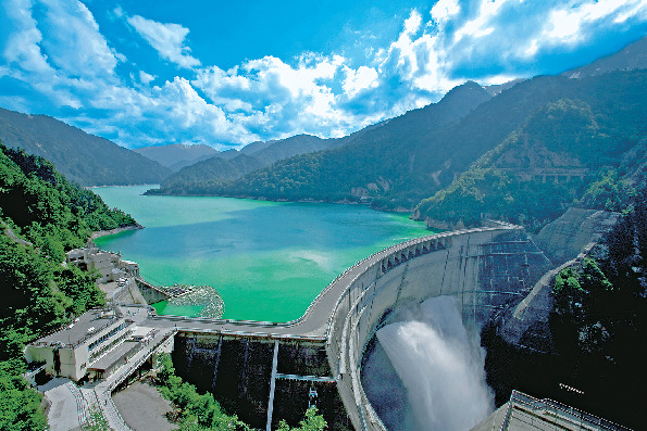 【長野×観光2日目 5】黒部ダムの放水のシャワーがヒンヤリ涼しい「黒部ダム」