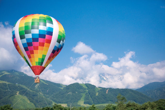 【長野×観光3日目 7】北アルプスに手が届きそう! 早朝の熱気球体験「熱気球体験(白馬ライオンアドベンチャー)」